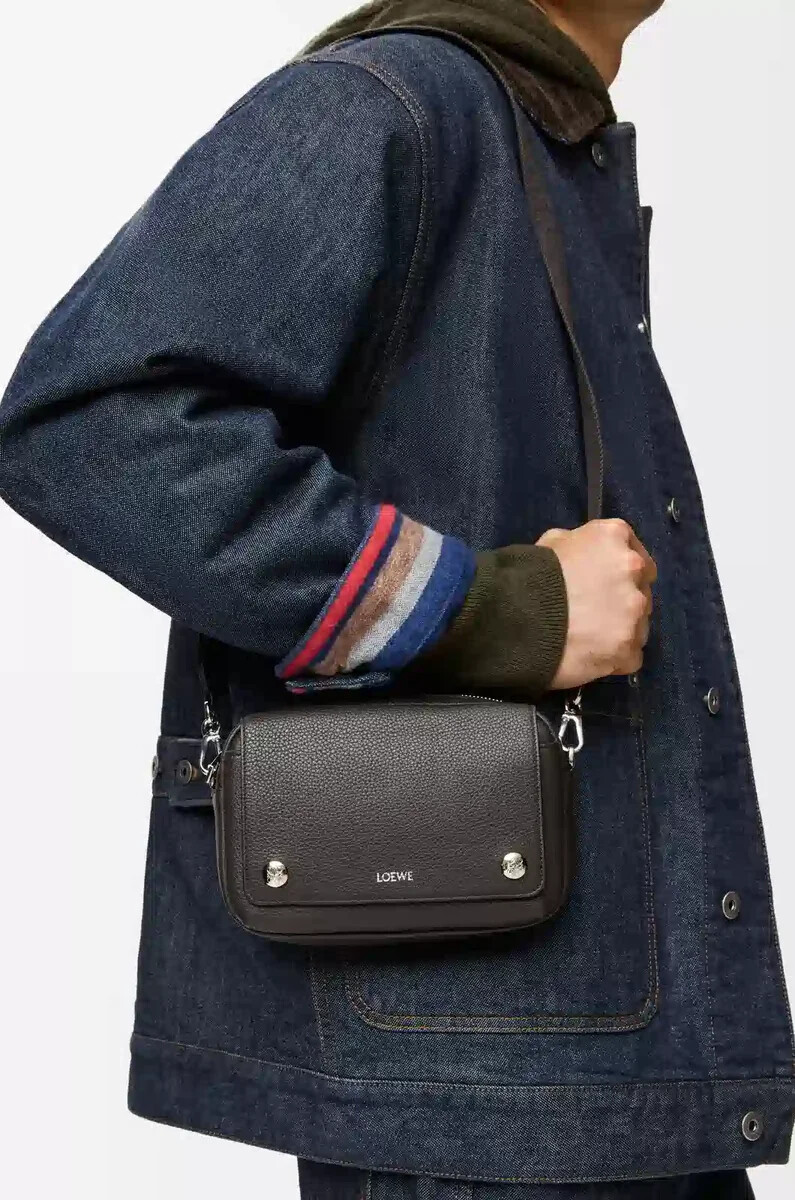 kleine pebble messenger bag aus geschmeidigem genarbtem kalbsleder in dunkelgrau