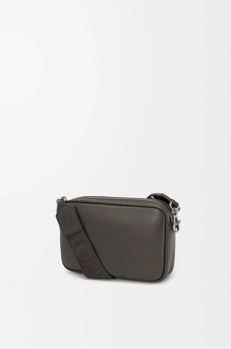 kleine pebble messenger bag aus geschmeidigem genarbtem kalbsleder in dunkelgrau