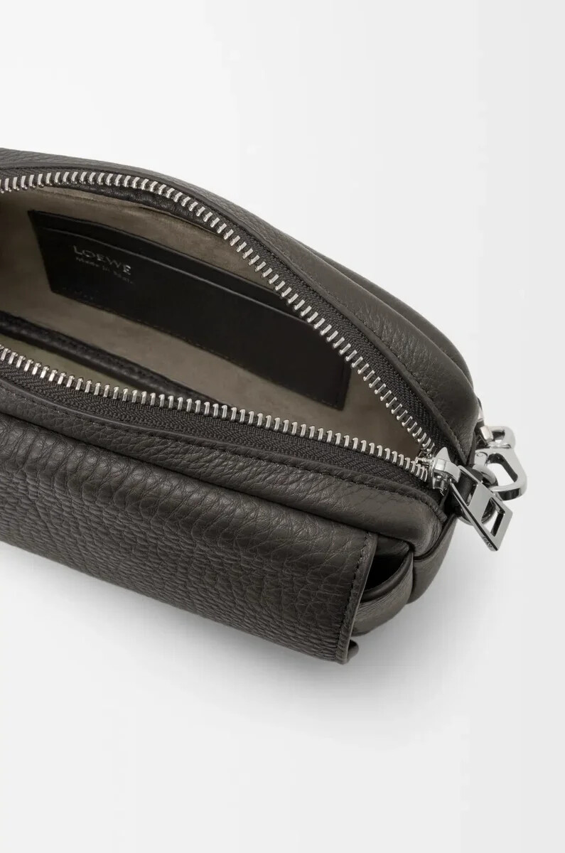 kleine pebble messenger bag aus geschmeidigem genarbtem kalbsleder in dunkelgrau