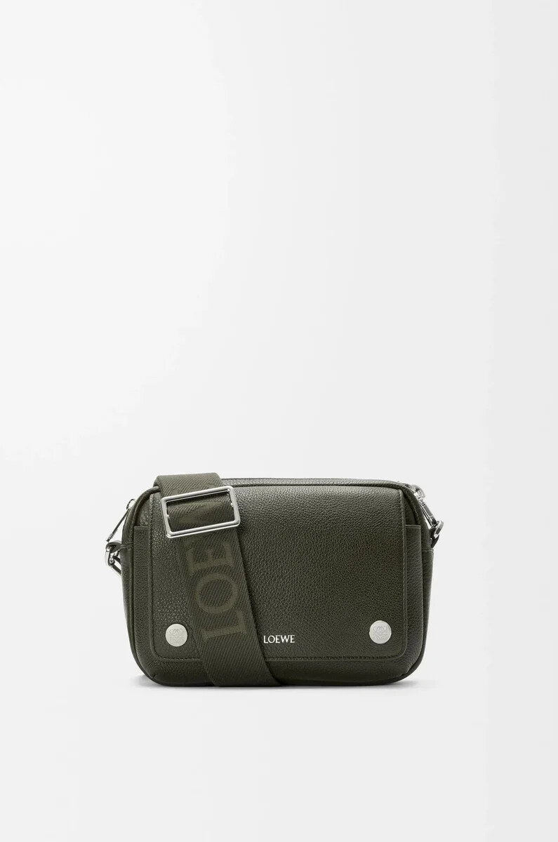 kleine pebble messenger bag aus geschmeidigem genarbtem kalbsleder in dunkelkhaki