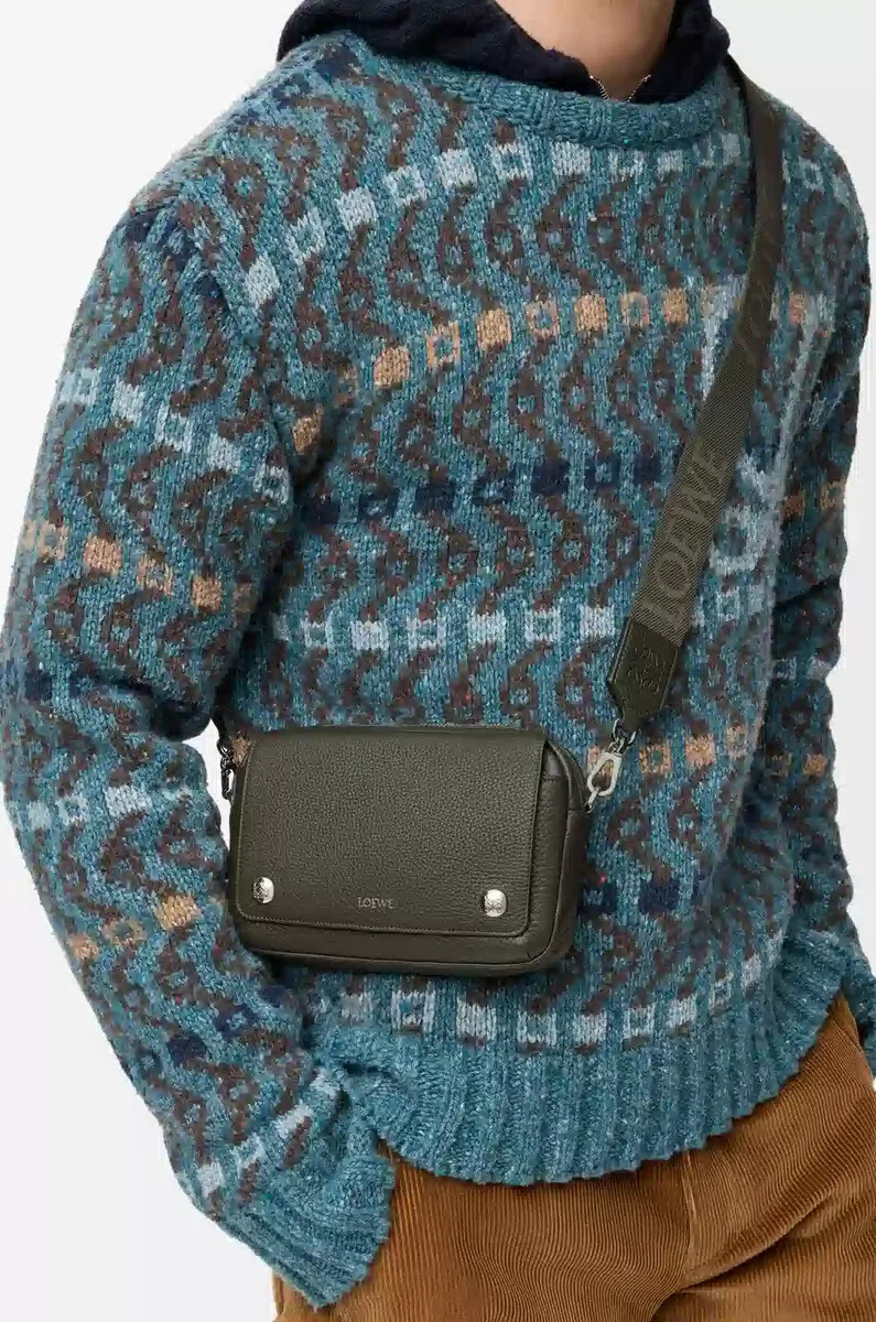 kleine pebble messenger bag aus geschmeidigem genarbtem kalbsleder in dunkelkhaki