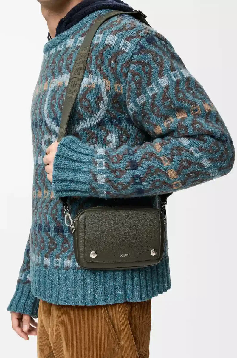 kleine pebble messenger bag aus geschmeidigem genarbtem kalbsleder in dunkelkhaki