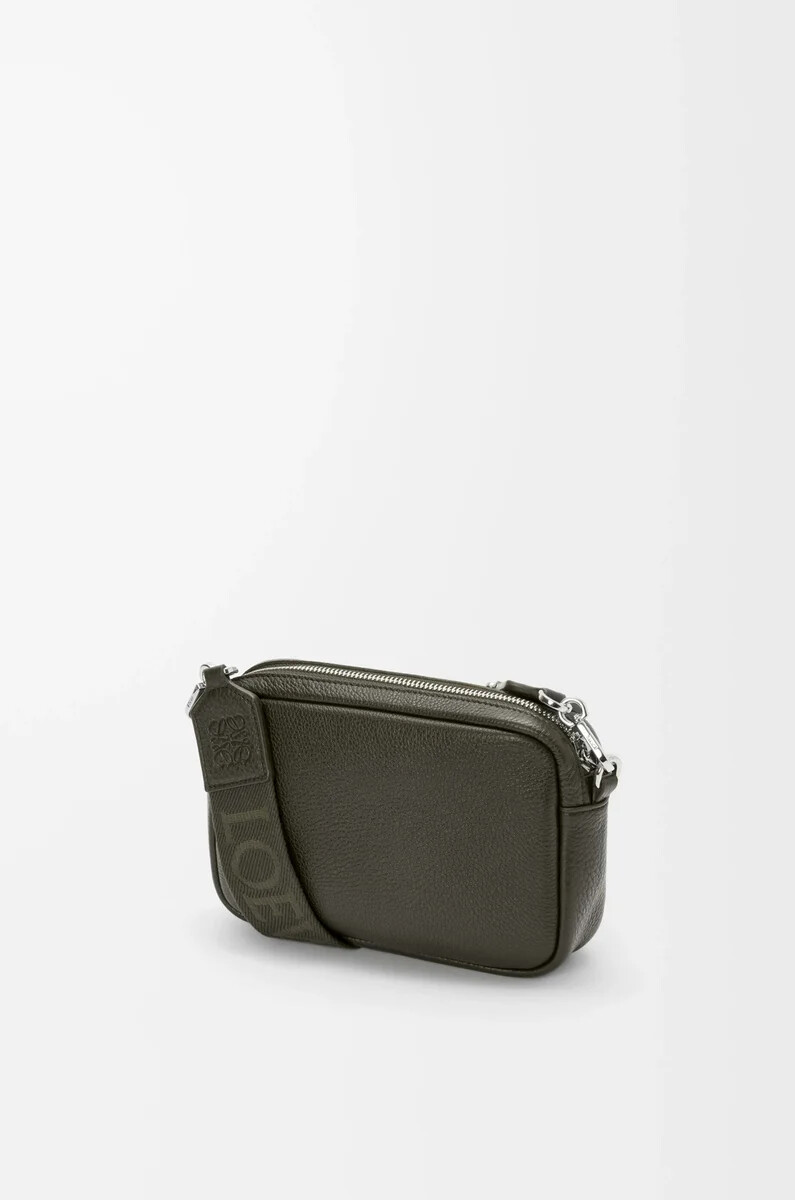 kleine pebble messenger bag aus geschmeidigem genarbtem kalbsleder in dunkelkhaki
