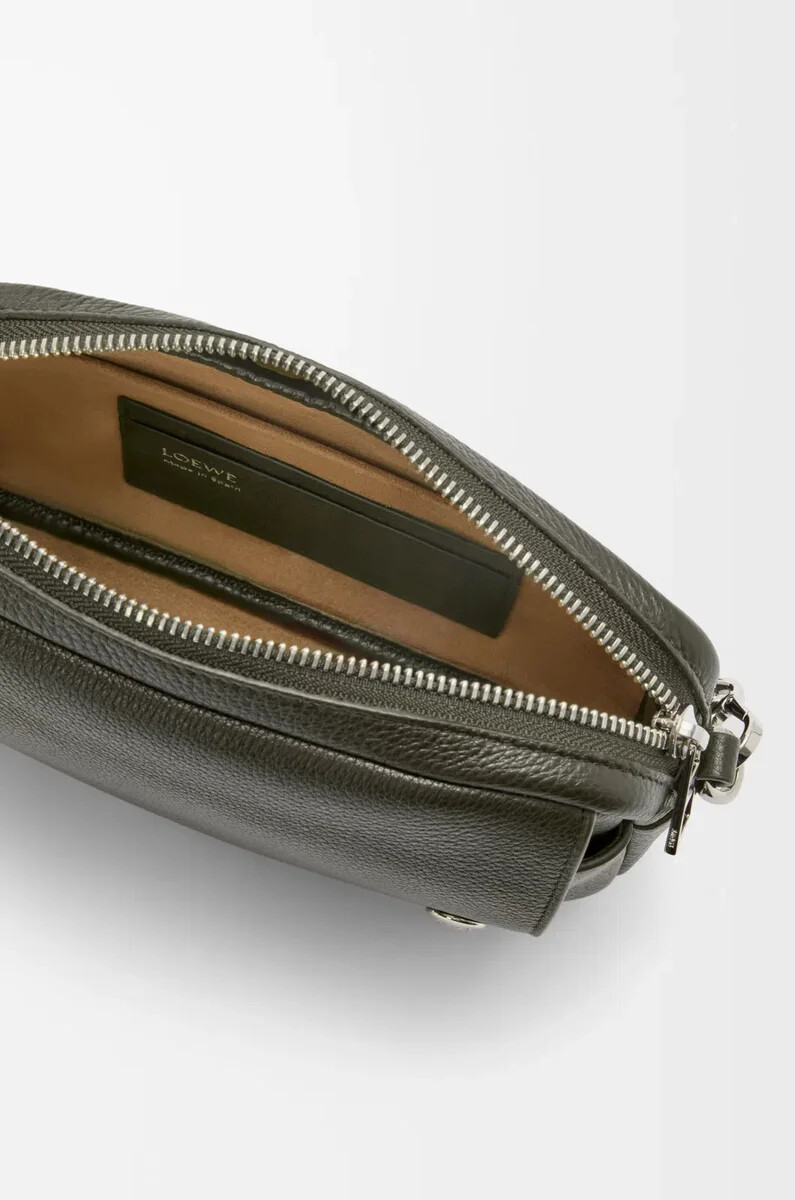 kleine pebble messenger bag aus geschmeidigem genarbtem kalbsleder in dunkelkhaki