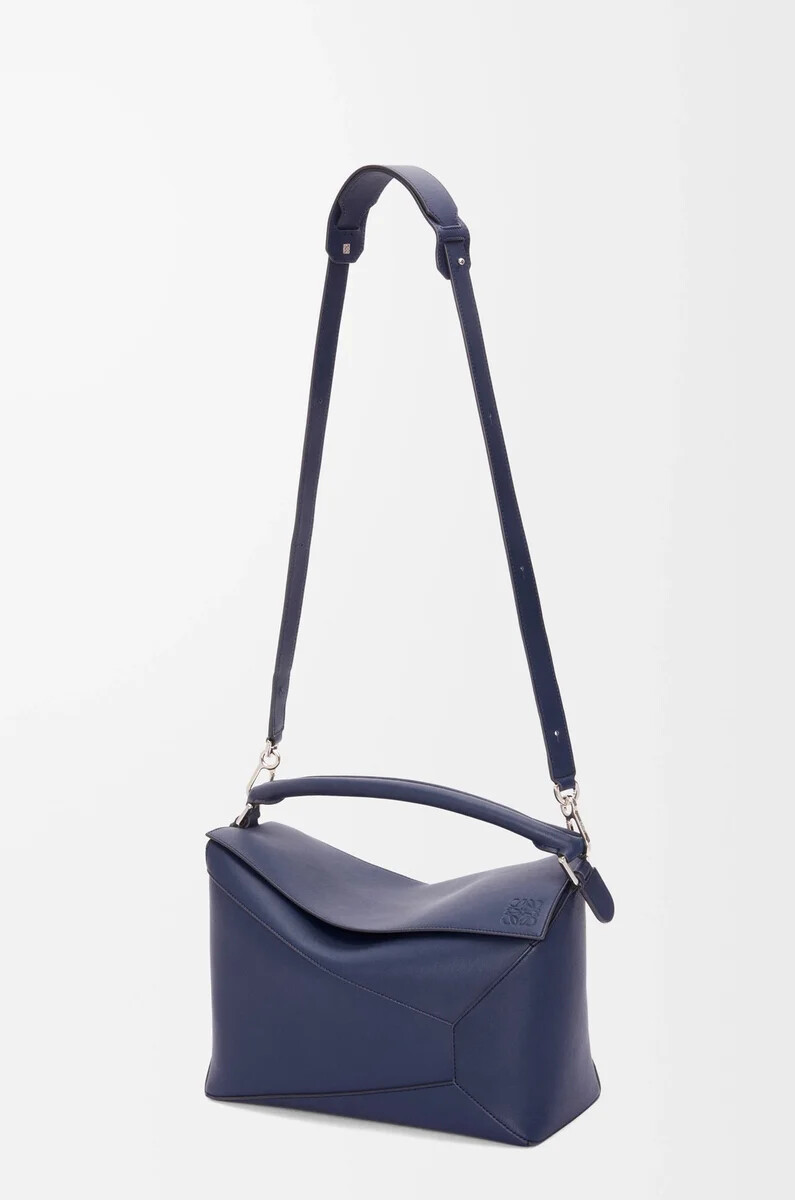 große puzzle edge tasche aus klassischem kalbsleder in abyss blue