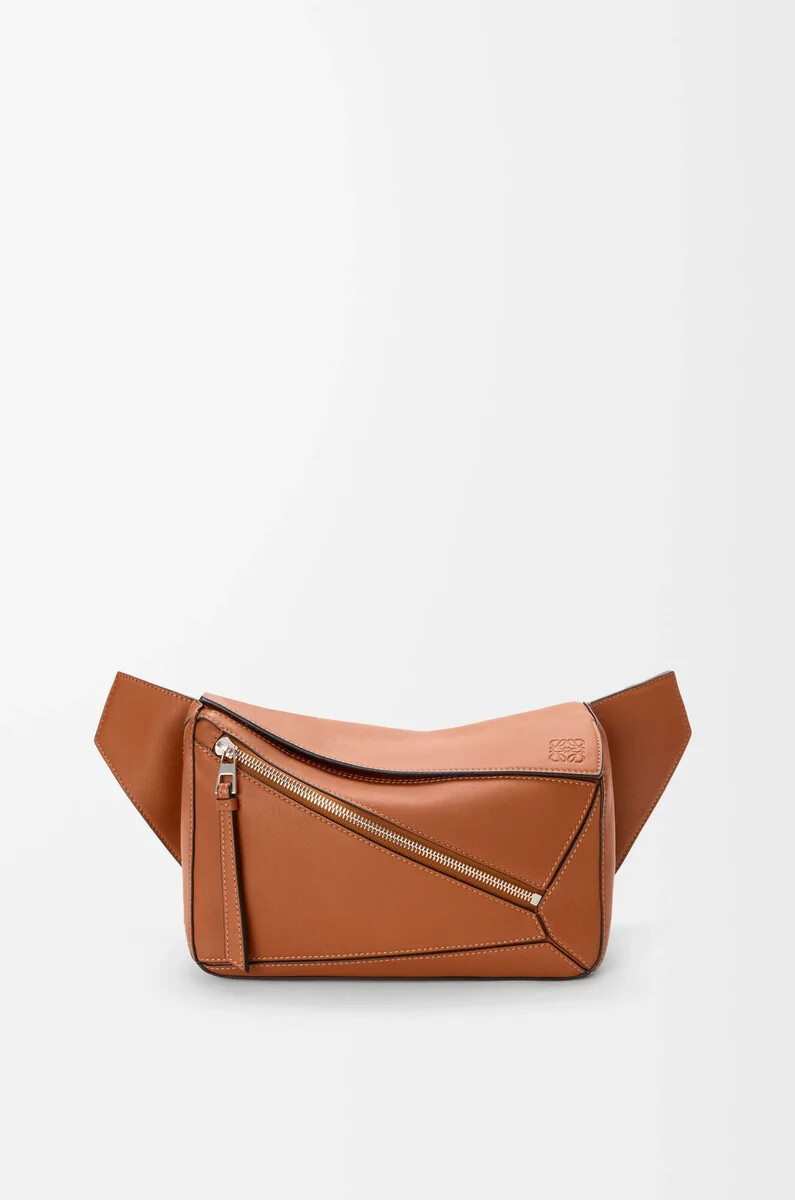 kleine puzzle-bauchtasche aus klassischem kalbsleder in hellbraun