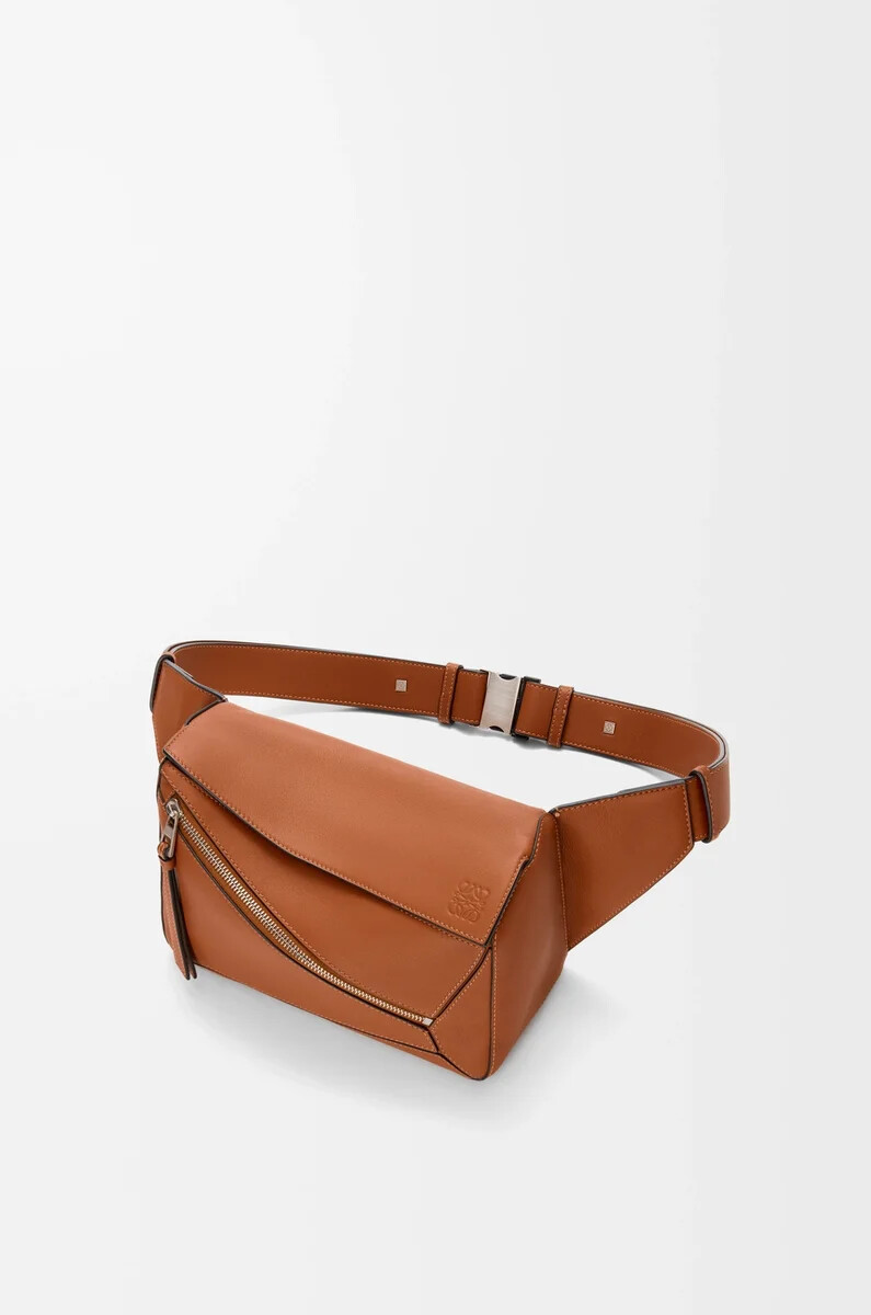 kleine puzzle-bauchtasche aus klassischem kalbsleder in hellbraun