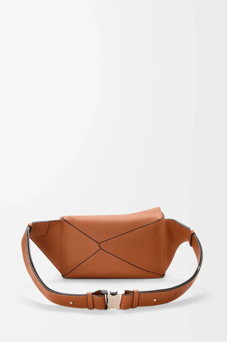 kleine puzzle-bauchtasche aus klassischem kalbsleder in hellbraun