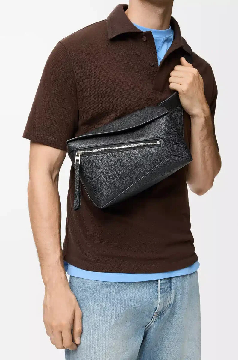 kleine puzzle-bauchtasche aus genarbtem kalbsleder schwarz