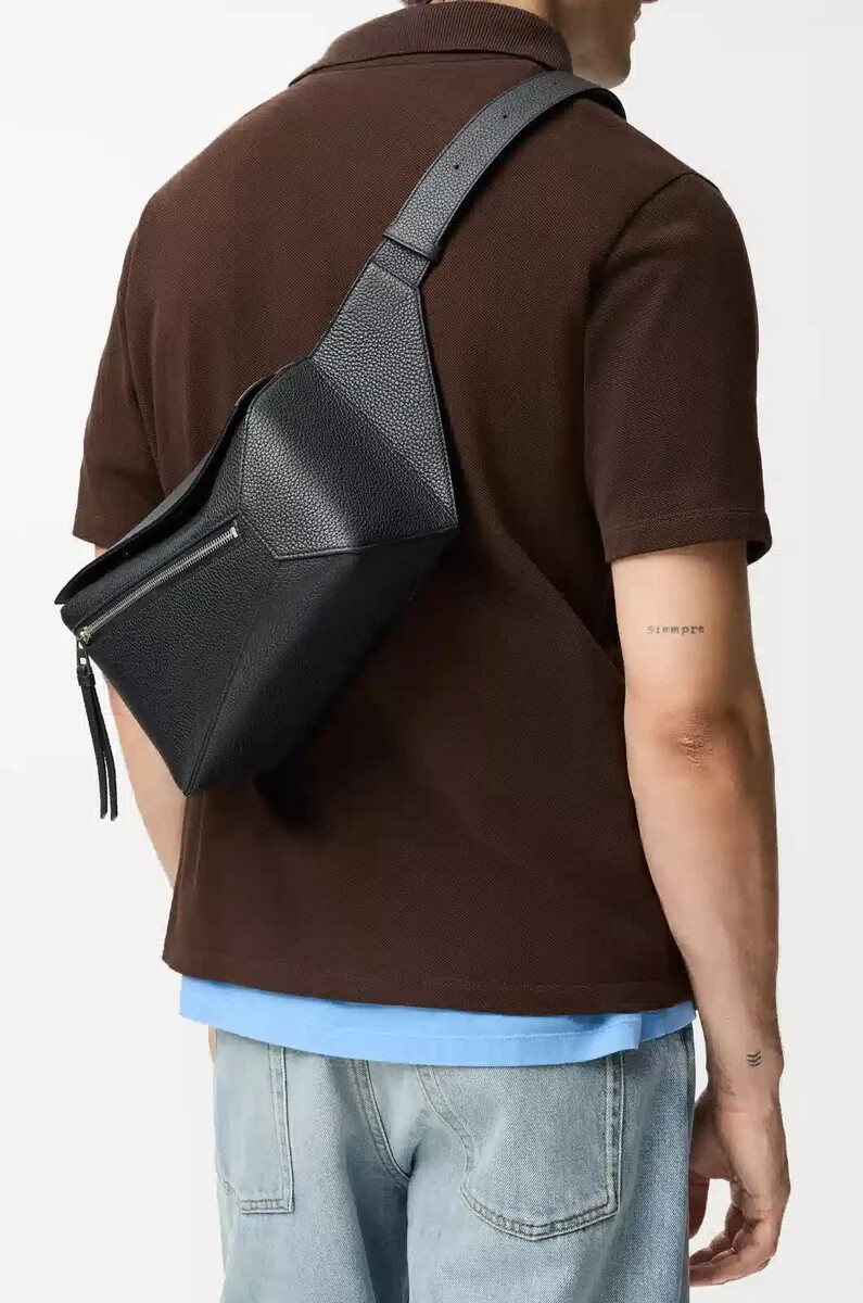 kleine puzzle-bauchtasche aus genarbtem kalbsleder schwarz