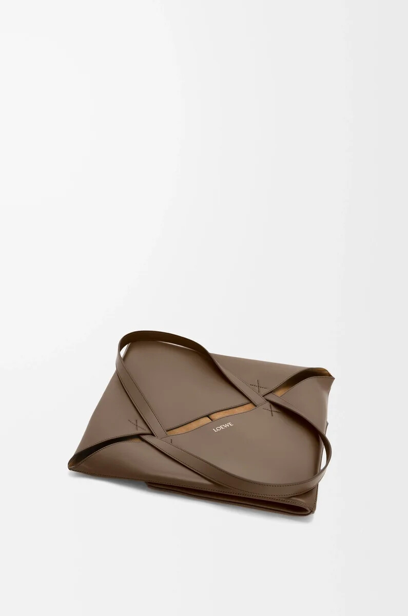 xl puzzle fold tote aus glänzendem kalbsleder in umbra