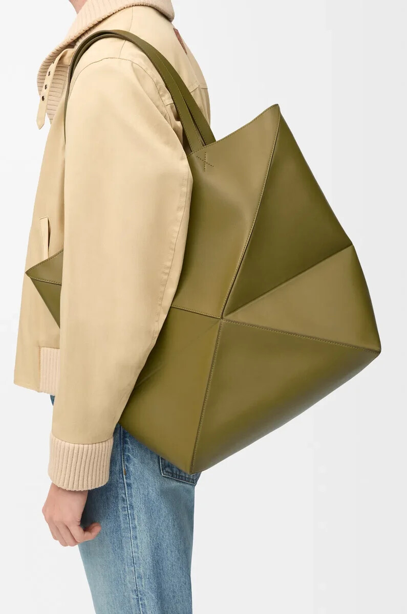 xl puzzle fold tote aus glänzendem kalbsleder in olivgrün