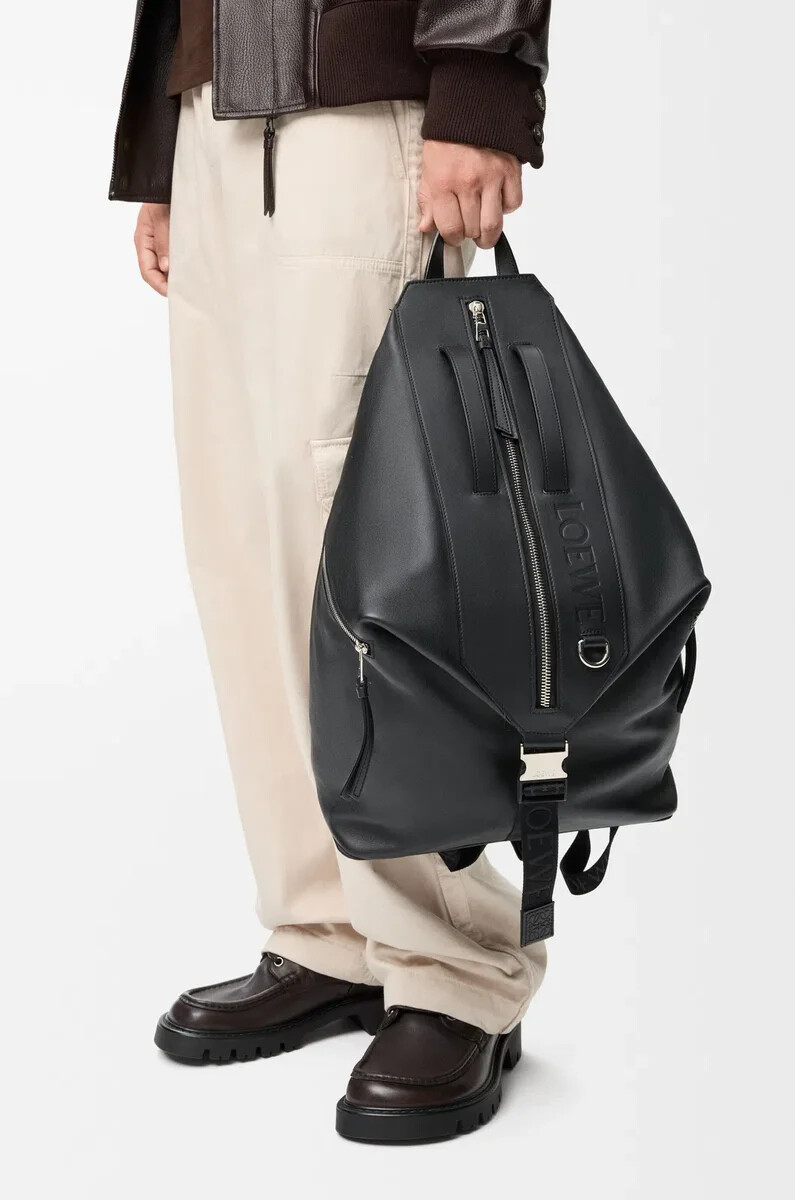 verwandlungsfähiger rucksack aus klassischem kalbsleder in schwarz