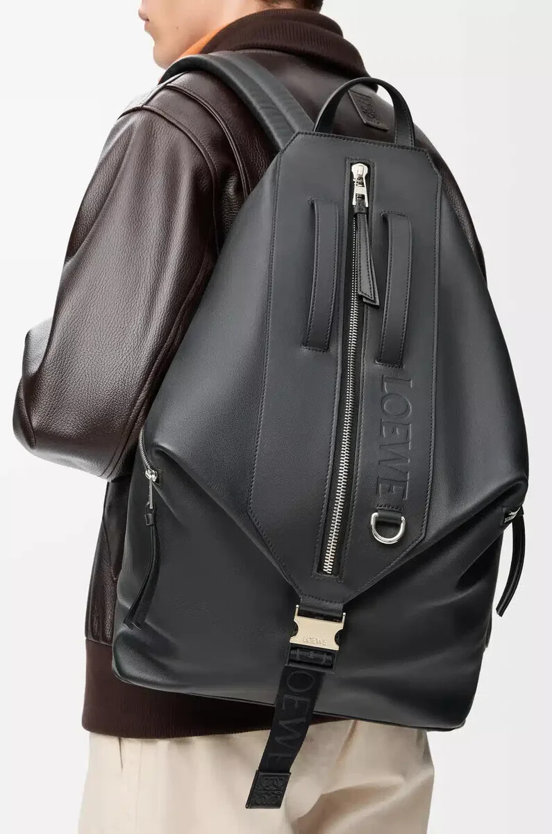 verwandlungsfähiger rucksack aus klassischem kalbsleder in schwarz
