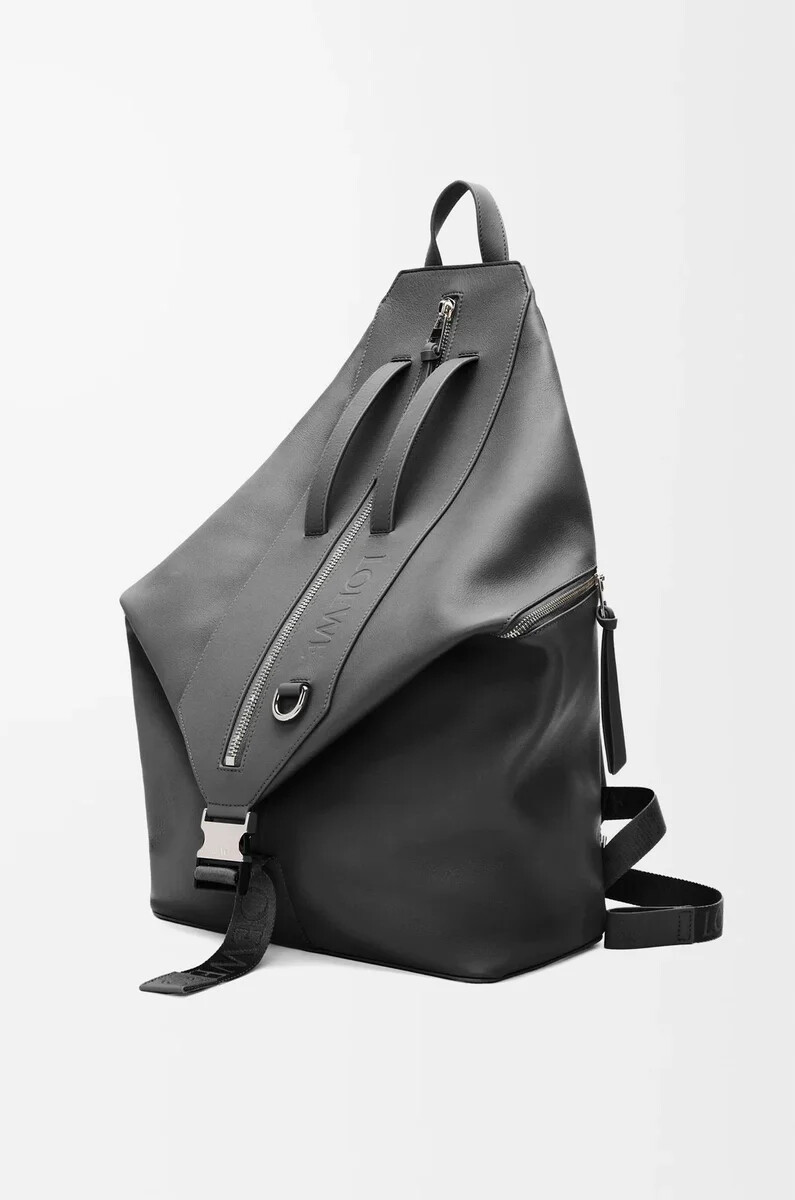 verwandlungsfähiger rucksack aus klassischem kalbsleder in schwarz