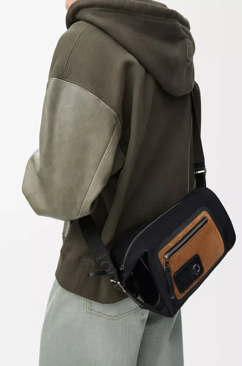 kleiner flex loop bucket bag aus canvas und wildleder schwarzdunkelgold