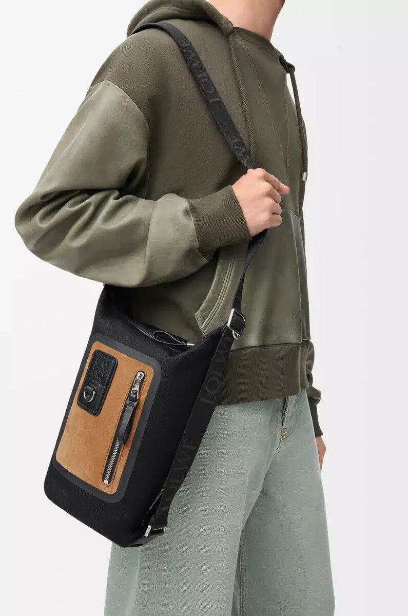 kleiner flex loop bucket bag aus canvas und wildleder schwarzdunkelgold