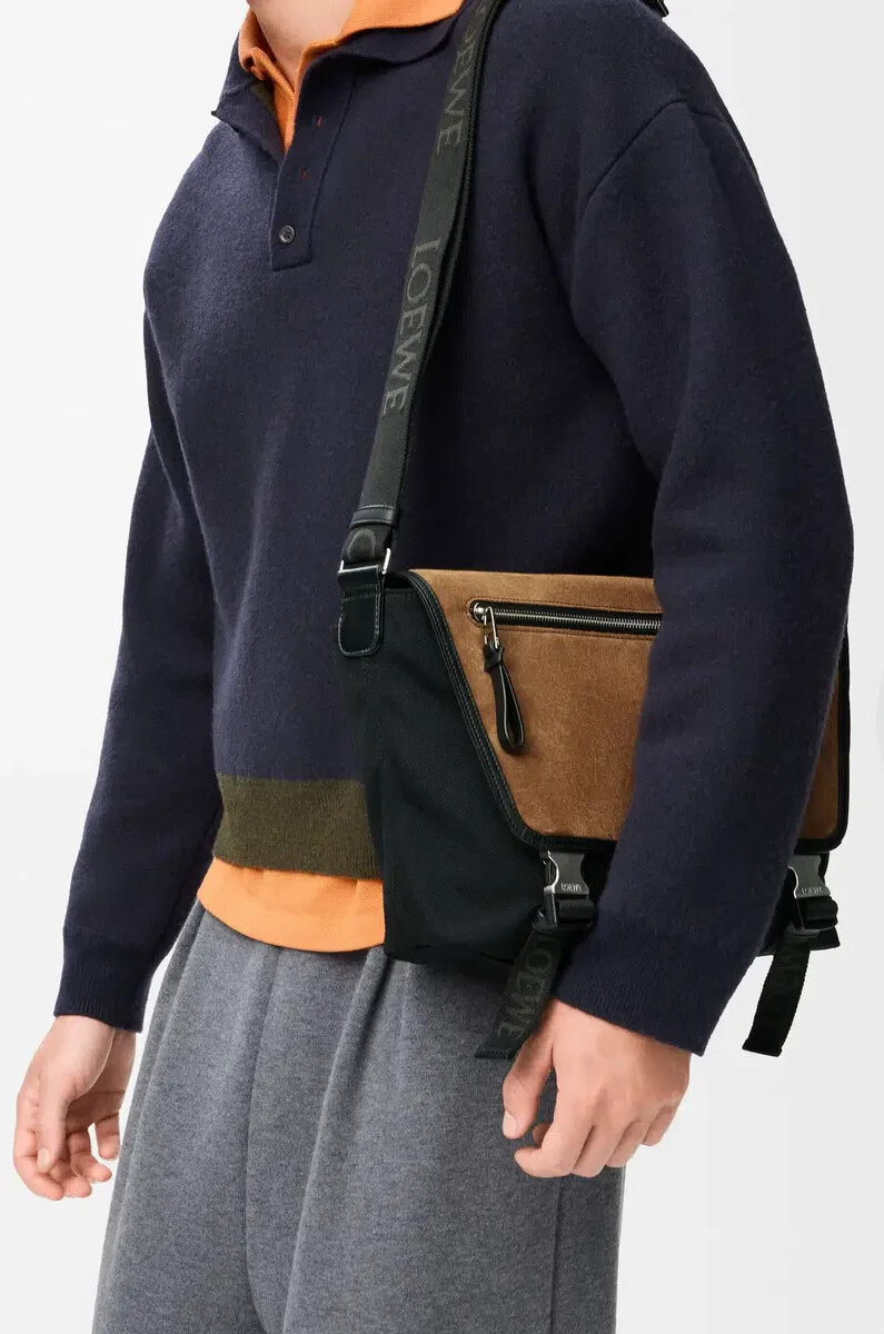 medium flex messenger bag aus canvas und wildleder in schwarzdunkelgold