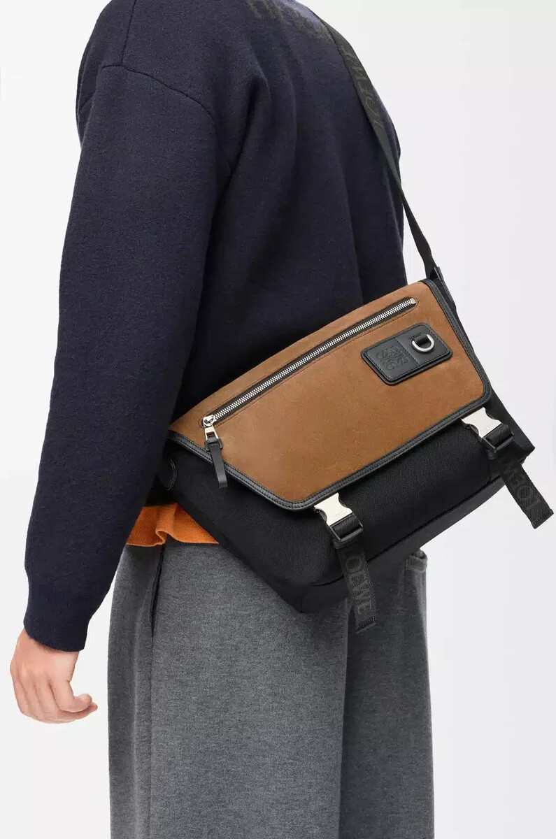 medium flex messenger bag aus canvas und wildleder in schwarzdunkelgold
