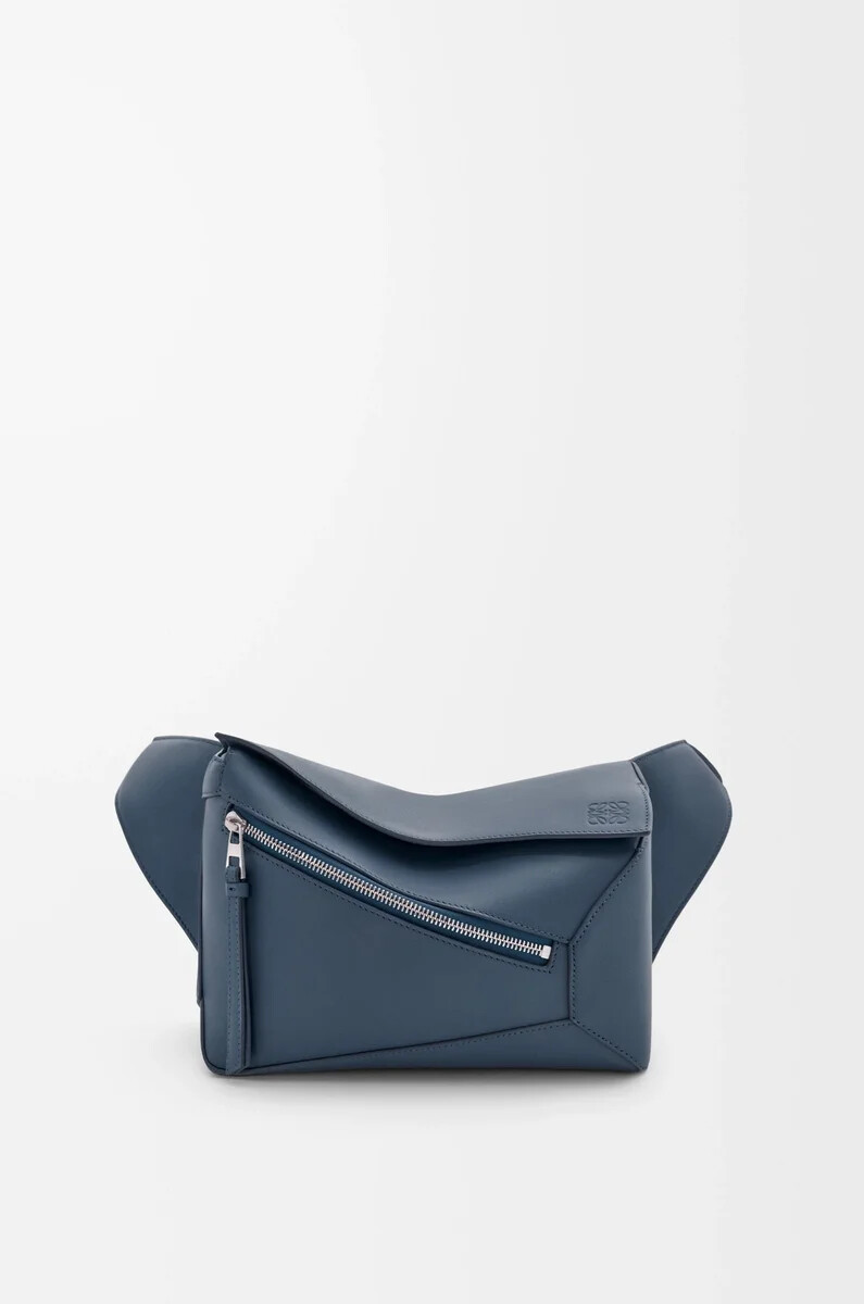 kleine puzzle edge bauchtasche aus klassischem kalbsleder in indigo-farbe