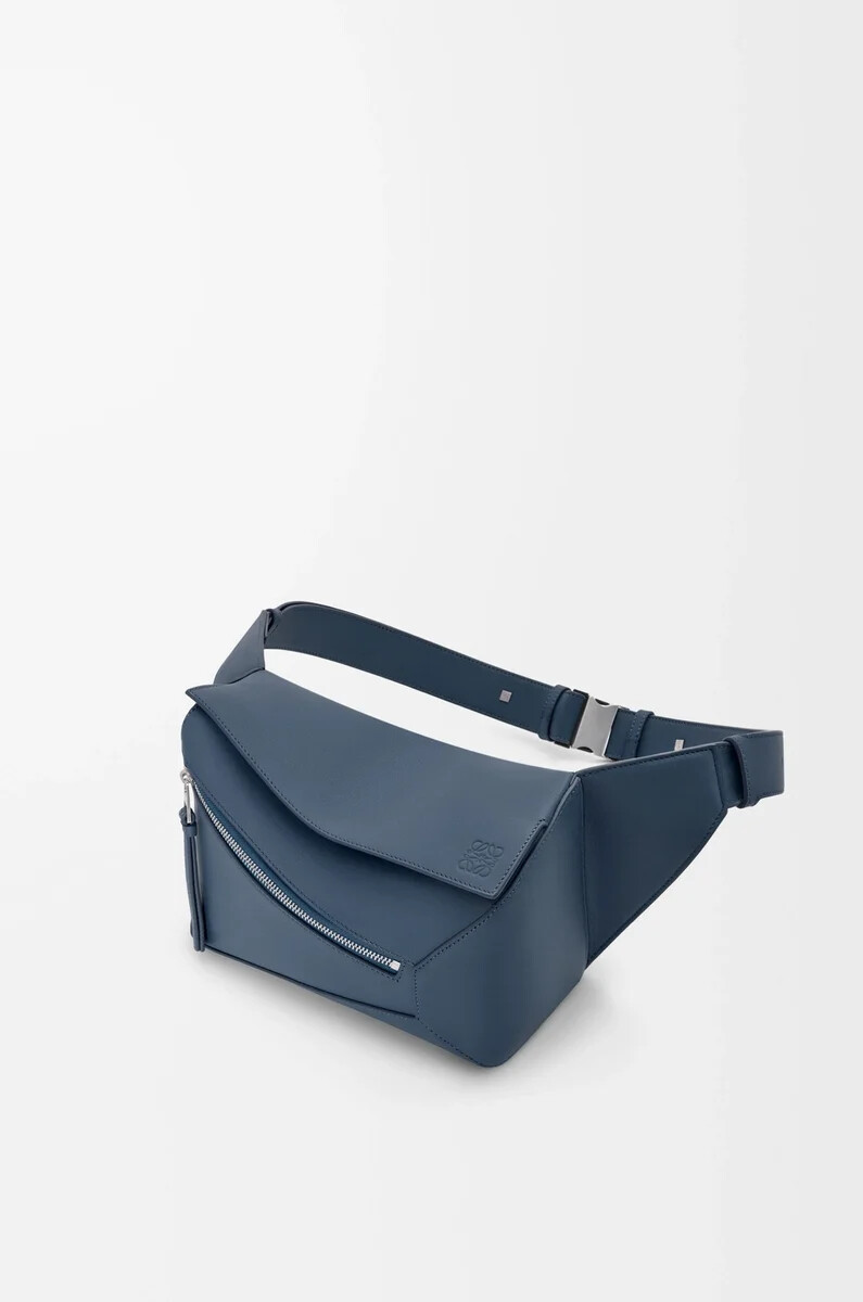 kleine puzzle edge bauchtasche aus klassischem kalbsleder in indigo-farbe