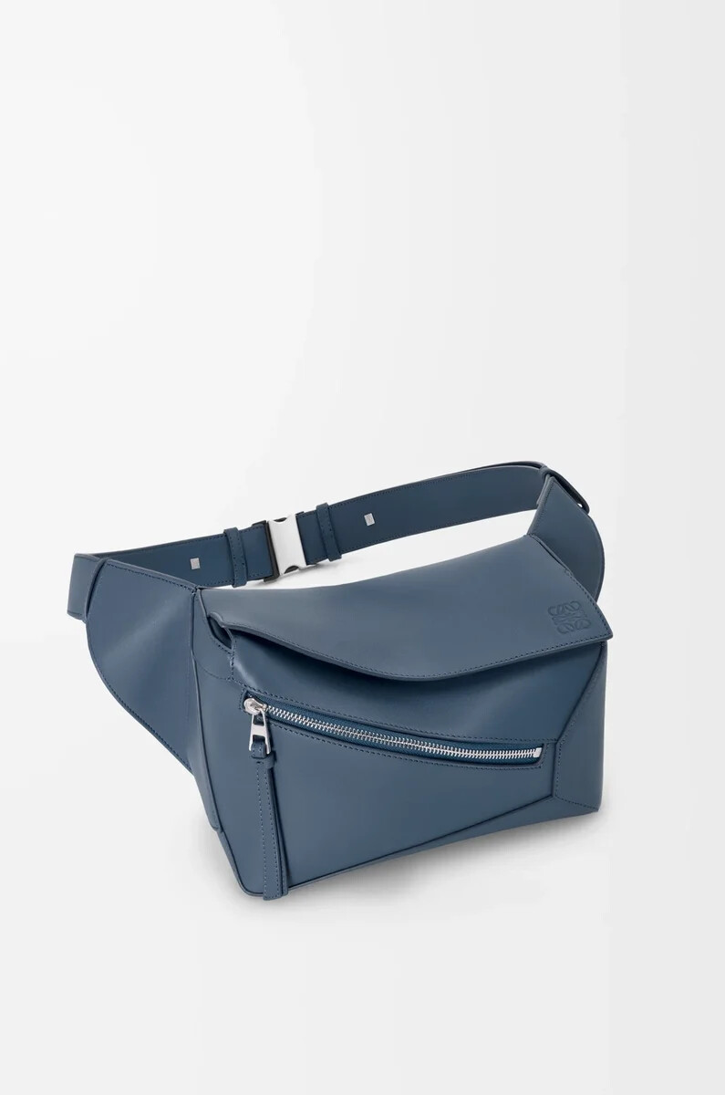 kleine puzzle edge bauchtasche aus klassischem kalbsleder in indigo-farbe