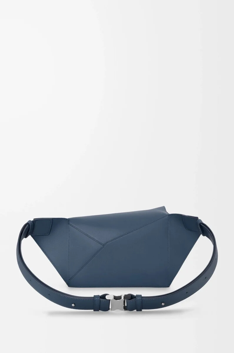 kleine puzzle edge bauchtasche aus klassischem kalbsleder in indigo-farbe