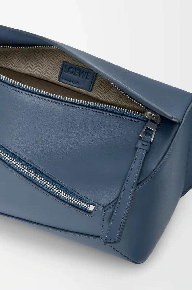 kleine puzzle edge bauchtasche aus klassischem kalbsleder in indigo-farbe