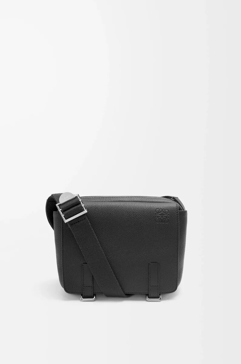 xs military messenger bag aus weichem genarbtem kalbsleder schwarz