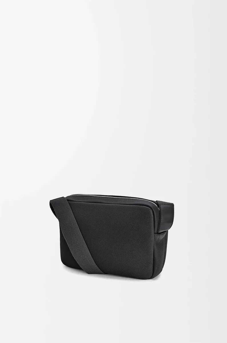 xs military messenger bag aus weichem genarbtem kalbsleder schwarz