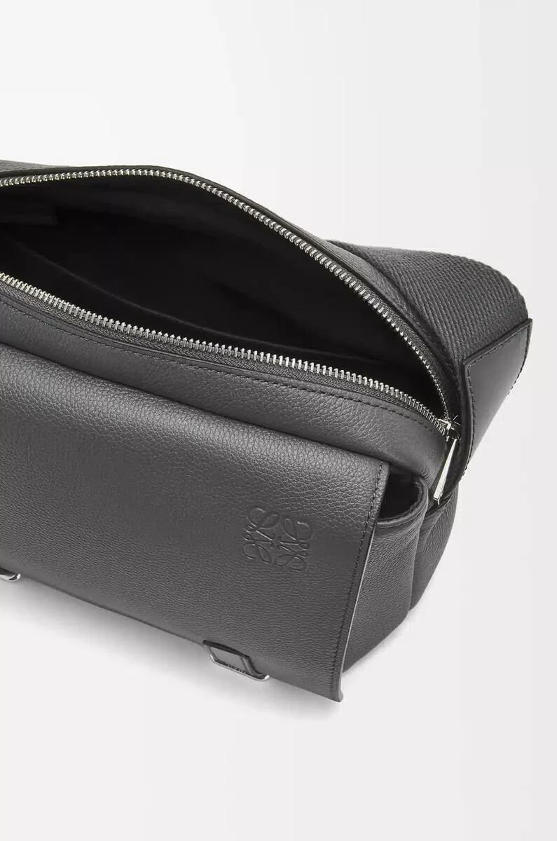 xs military messenger bag aus weichem genarbtem kalbsleder in anthrazit