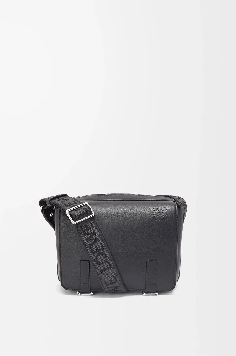 xs military messenger bag aus geschmeidigem glattem kalbsleder und jacquard-muster schwarz