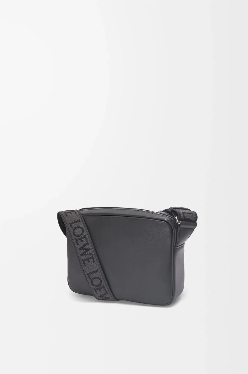 xs military messenger bag aus geschmeidigem glattem kalbsleder und jacquard-muster schwarz