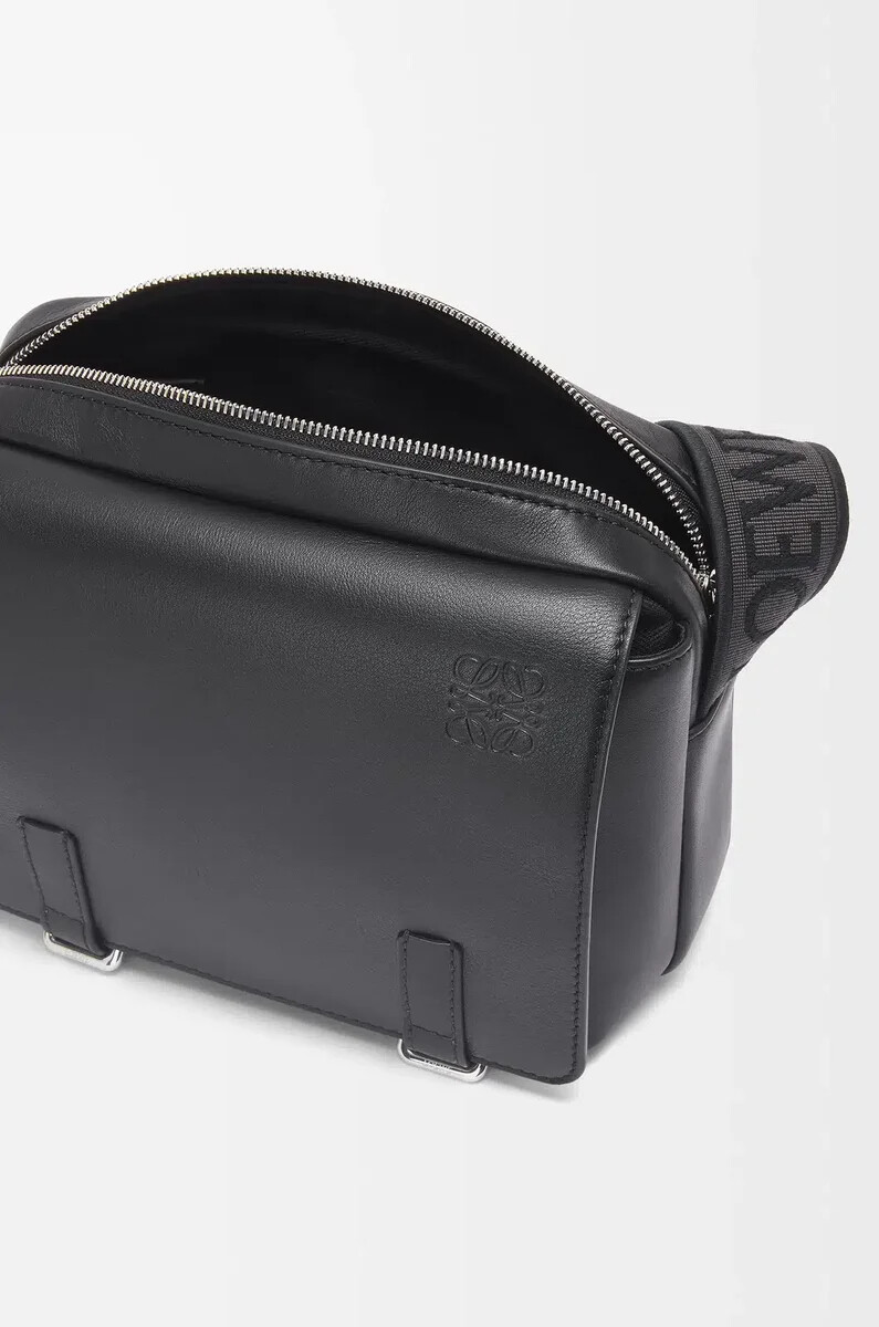 xs military messenger bag aus geschmeidigem glattem kalbsleder und jacquard-muster schwarz