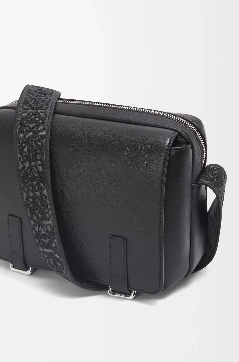 xs military messenger bag aus geschmeidigem glattem kalbsleder und jacquard-muster schwarz