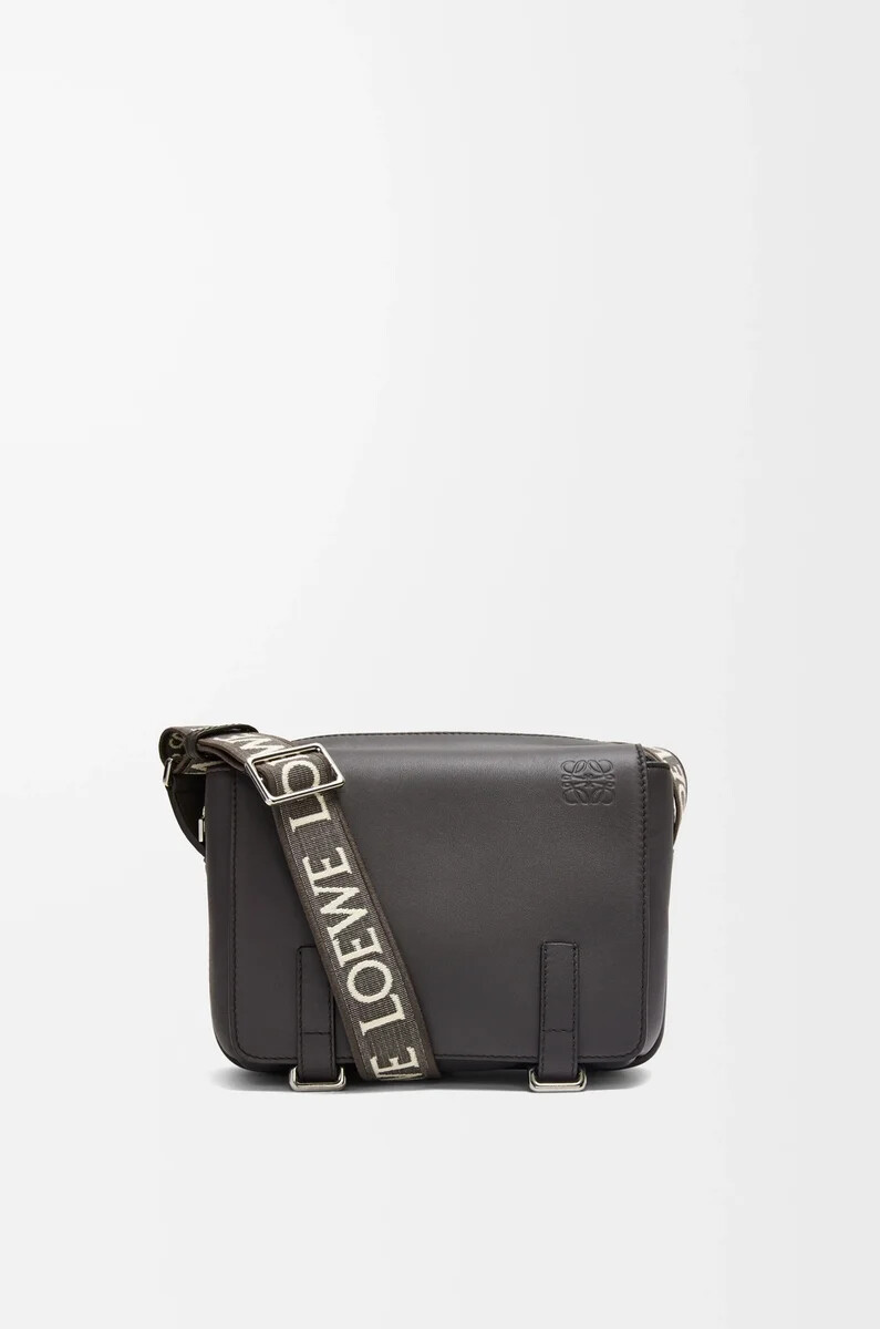 xs military messenger bag aus geschmeidigem glattem kalbsleder und jacquard-muster in dunkelgrau