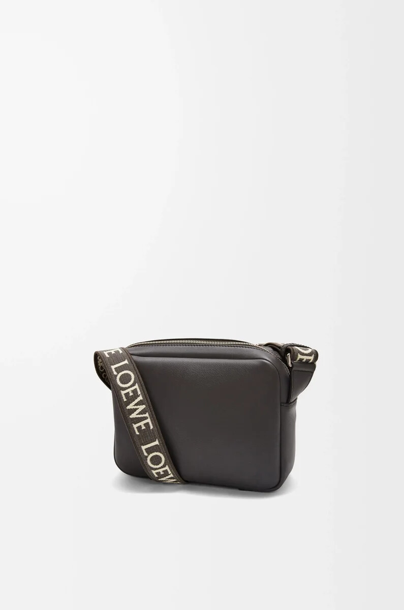xs military messenger bag aus geschmeidigem glattem kalbsleder und jacquard-muster in dunkelgrau