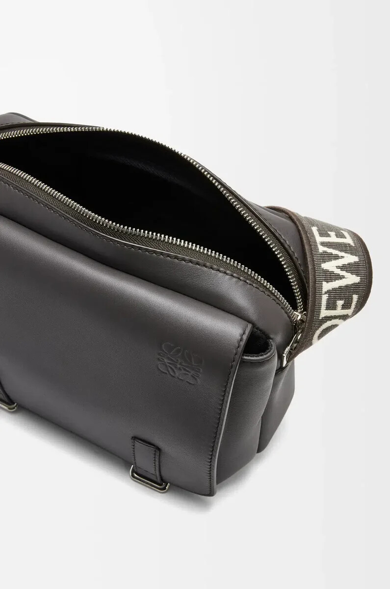 xs military messenger bag aus geschmeidigem glattem kalbsleder und jacquard-muster in dunkelgrau