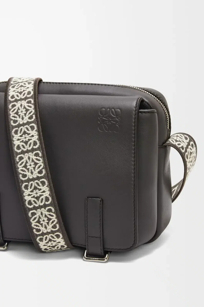 xs military messenger bag aus geschmeidigem glattem kalbsleder und jacquard-muster in dunkelgrau