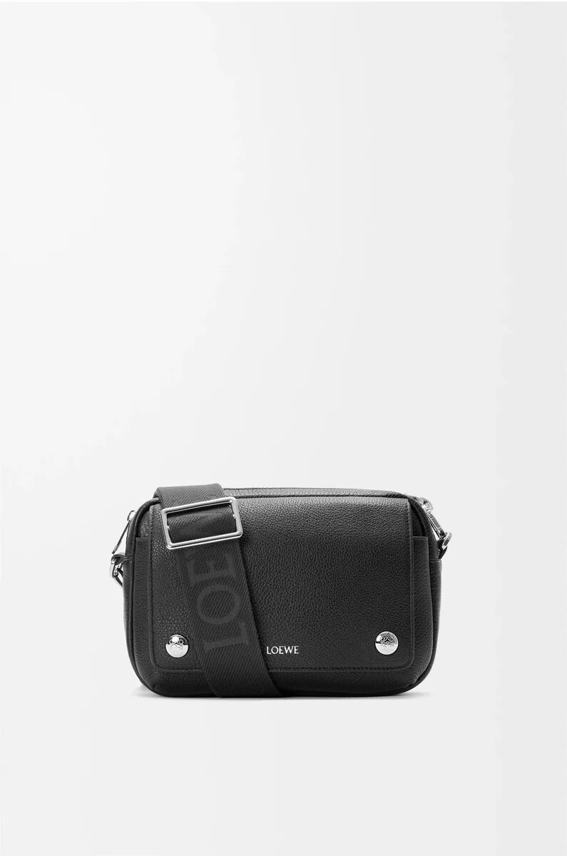 kleine pebble messenger bag aus geschmeidigem genarbtem kalbsleder schwarz
