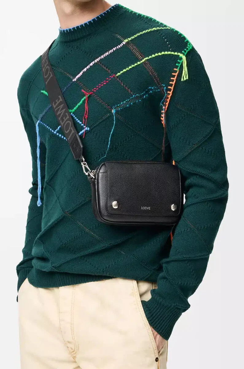 kleine pebble messenger bag aus geschmeidigem genarbtem kalbsleder schwarz