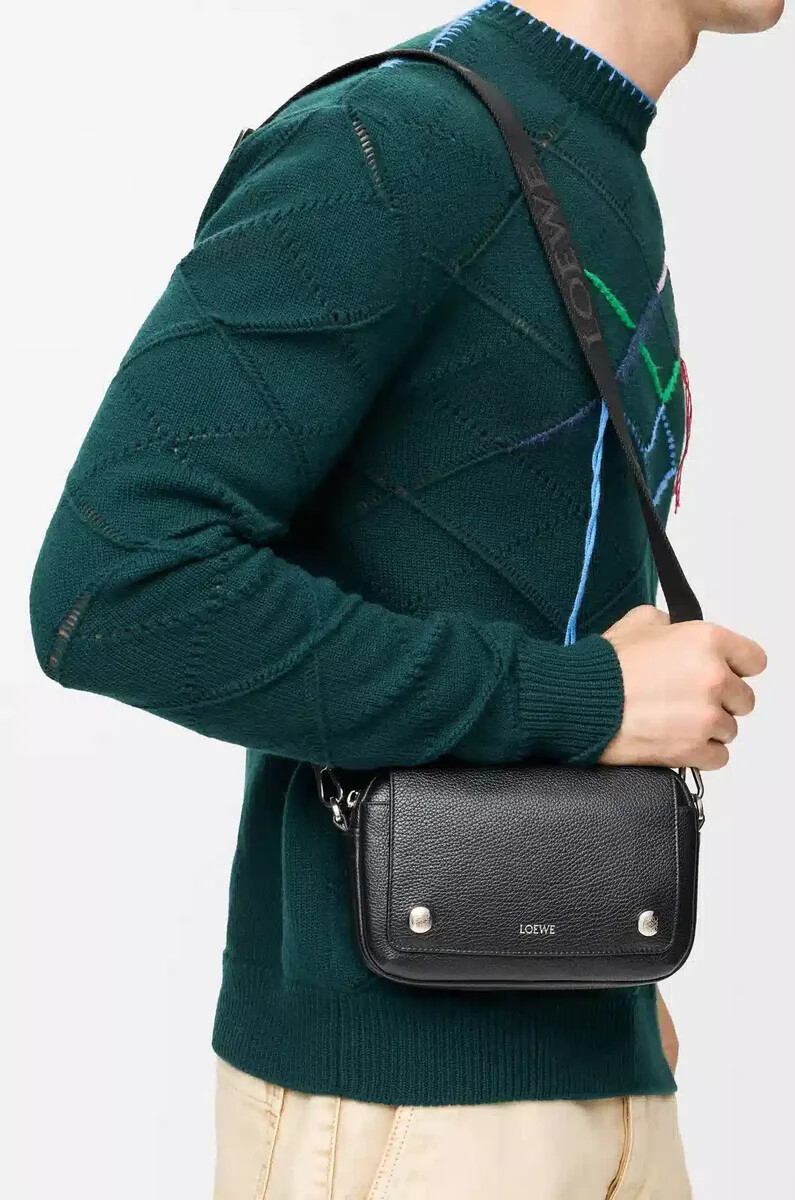 kleine pebble messenger bag aus geschmeidigem genarbtem kalbsleder schwarz