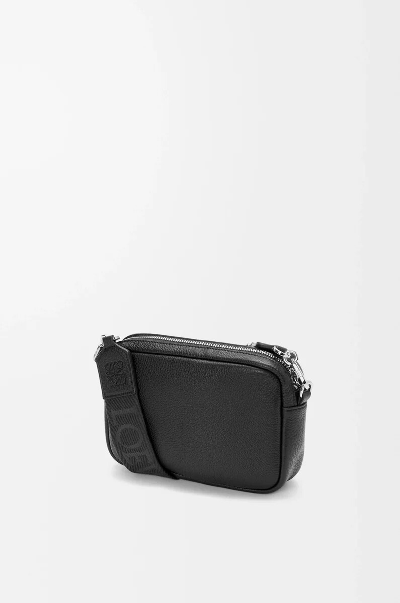 kleine pebble messenger bag aus geschmeidigem genarbtem kalbsleder schwarz