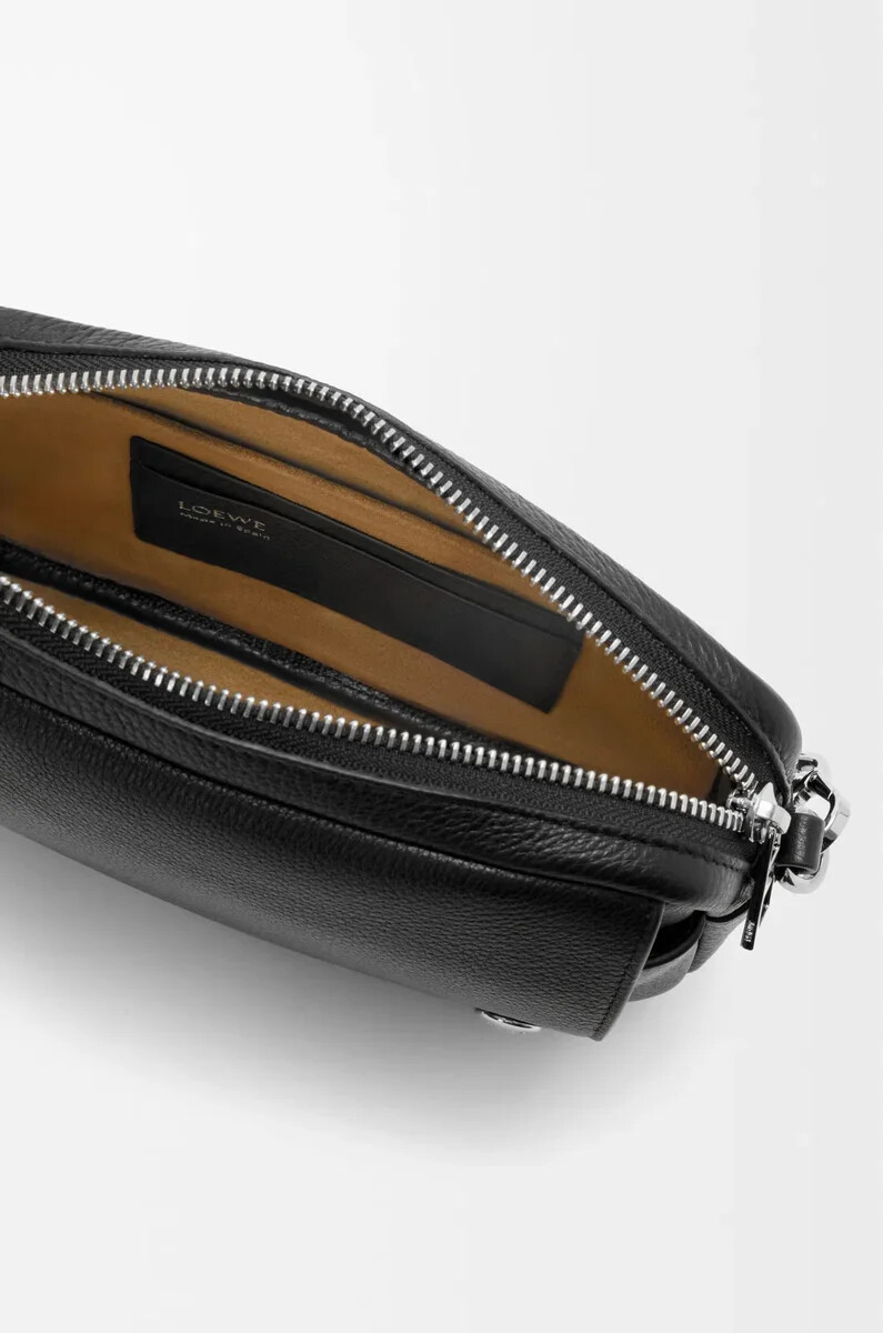 kleine pebble messenger bag aus geschmeidigem genarbtem kalbsleder schwarz