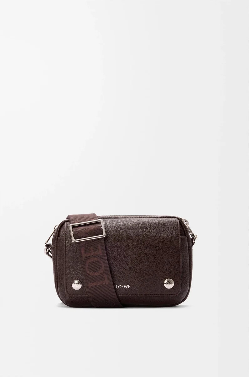 kleine pebble messenger bag aus geschmeidigem genarbtem kalbsleder in oxblood