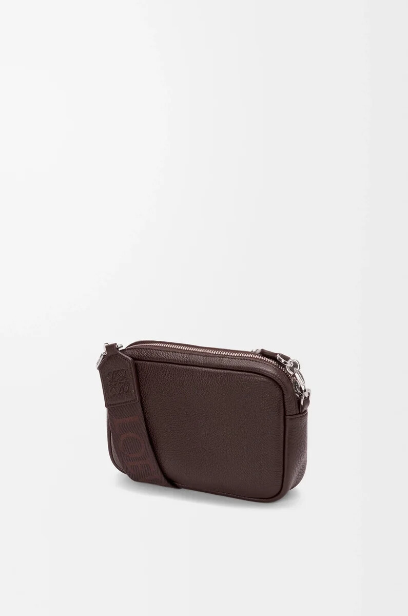 kleine pebble messenger bag aus geschmeidigem genarbtem kalbsleder in oxblood
