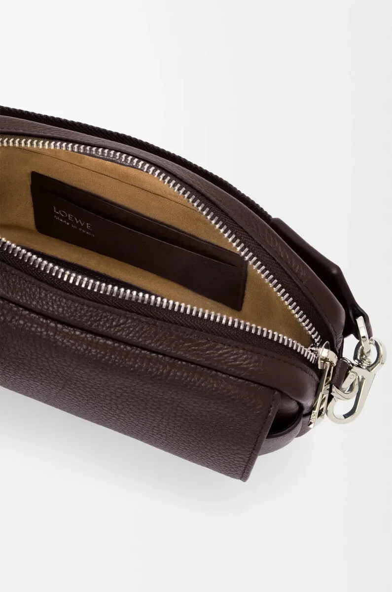 kleine pebble messenger bag aus geschmeidigem genarbtem kalbsleder in oxblood