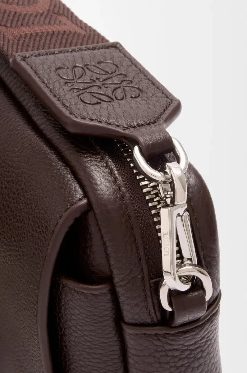 kleine pebble messenger bag aus geschmeidigem genarbtem kalbsleder in oxblood