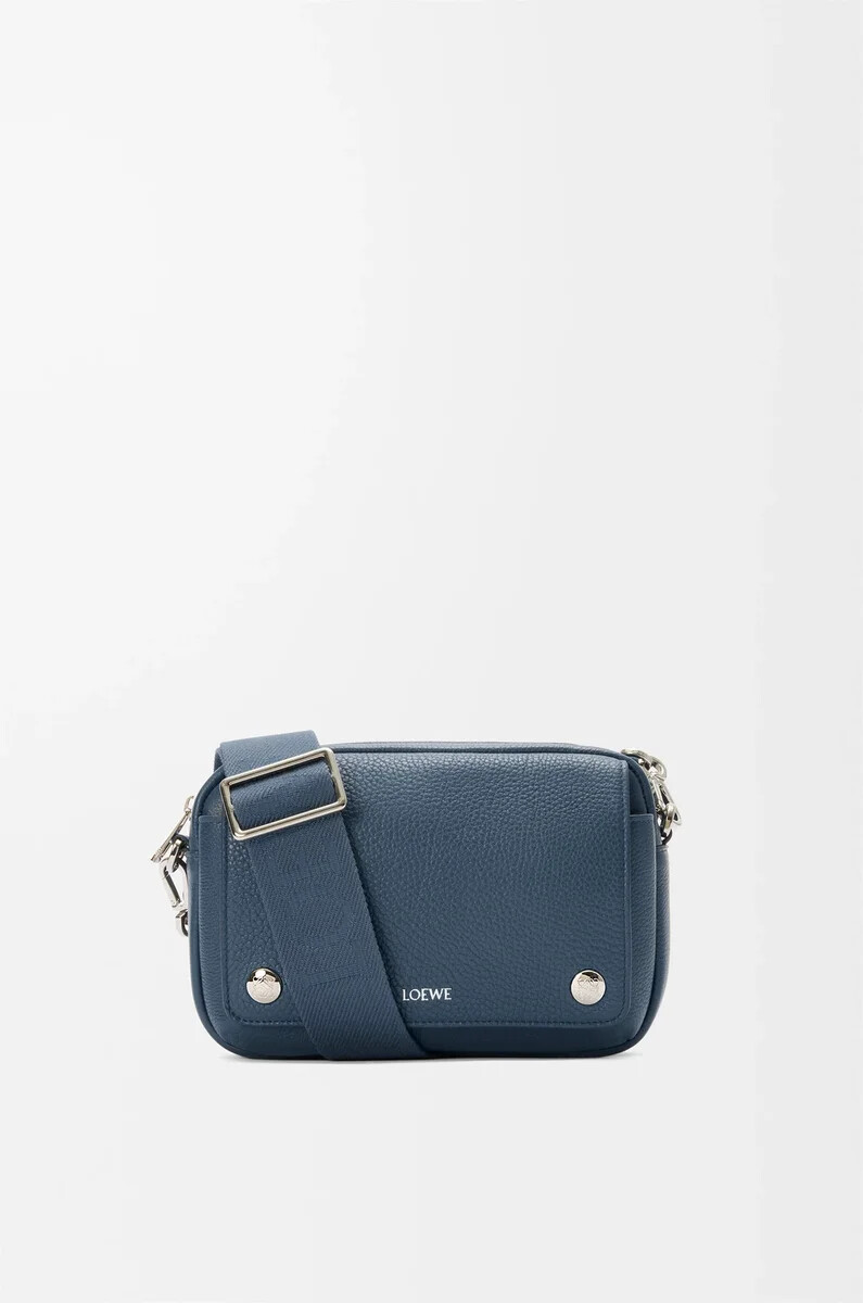 kleine pebble messenger bag aus geschmeidigem genarbtem kalbsleder indigogefärbt