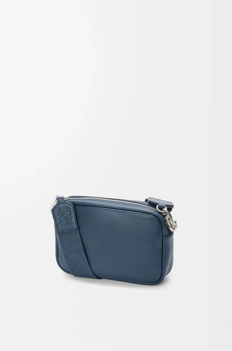 kleine pebble messenger bag aus geschmeidigem genarbtem kalbsleder indigogefärbt